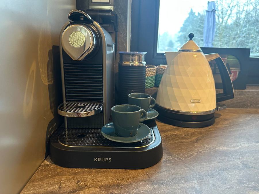 Kávovar Nespresso, hrnky a varná konvice
